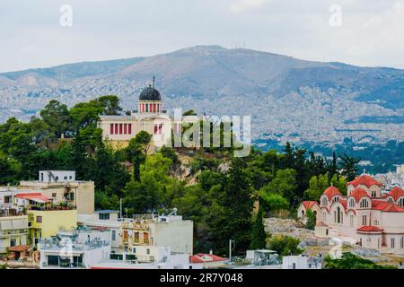 Vista sui quartieri Plaka e Monastiraki e sul Monte Licabetto dall'Acropoli Foto Stock