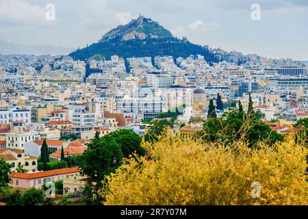 Vista sui quartieri Plaka e Monastiraki e sul Monte Licabetto dall'Acropoli Foto Stock