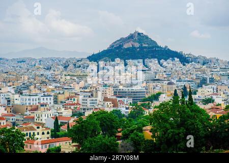 Vista sui quartieri Plaka e Monastiraki e sul Monte Licabetto dall'Acropoli Foto Stock