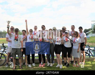 (230618) -- ZAGABRIA, 18 giugno 2023 (Xinhua) -- i membri di un team di Korcula nel sud della Croazia festeggiano la vittoria dopo aver vinto il primo posto in una gara di drago in barca che si è svolta sul lago Jarun a Zagabria, in Croazia, il 17 giugno 2023. La gara di dragon boat che si è tenuta sabato al lago Jarun, nella parte sud-occidentale della capitale croata, ha fatto parte delle attività organizzate dall'Istituto Confucio dell'Università di Zagabria per celebrare il Dragon Boat Festival. E 'stato l'ottavo che tipo di evento si è tenuto a Zagreb.TO ANDARE CON 'caratteristica: Dragon Boat gara in Croazia celebra il festival tradizionale cinese' ( Foto Stock