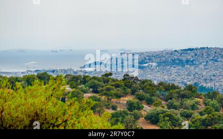 Vista sui quartieri Plaka e Monastiraki e sul Monte Licabetto dall'Acropoli Foto Stock