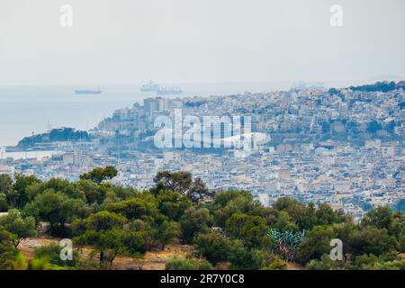 Vista sui quartieri Plaka e Monastiraki e sul Monte Licabetto dall'Acropoli Foto Stock