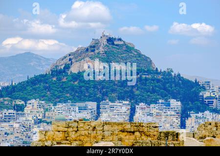 Vista sui quartieri Plaka e Monastiraki e sul Monte Licabetto dall'Acropoli Foto Stock