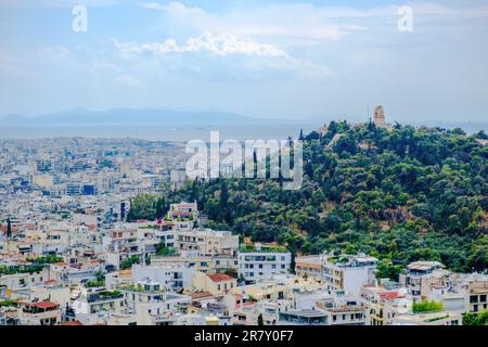 Vista sui quartieri Plaka e Monastiraki e sul Monte Licabetto dall'Acropoli Foto Stock