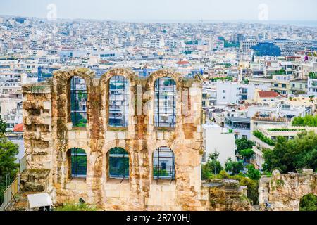 Vista sui quartieri Plaka e Monastiraki e sul Monte Licabetto dall'Acropoli Foto Stock