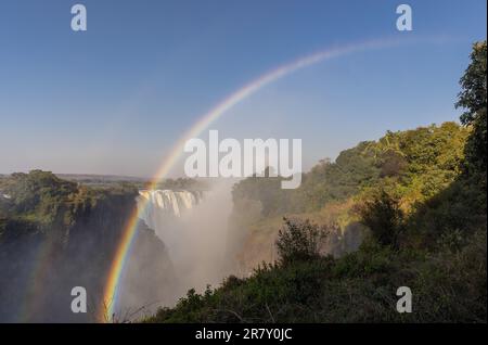 Arcobaleno sulle Cascate Vittoria nella Repubblica dello Zimbabwe Foto Stock