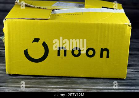 Cairo, Egitto, 12 2023 giugno: Mezzogiorno shopping online consegna pacco scatola gialla, Noon.com express per la consegna rapida e facile ritorno, mezzogiorno è un e-commercc Foto Stock