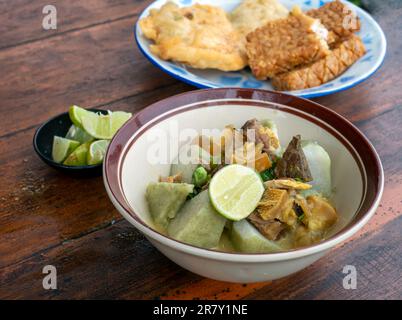 Emempal Gentong, una tradizionale zuppa di carne con latte di cocco, di Cirebon, Giava Occidentale, Indonesia Foto Stock