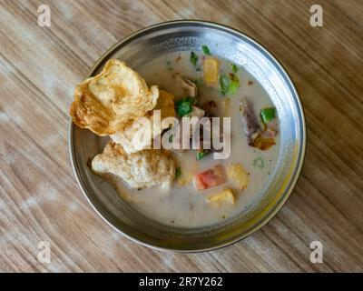 Soto Betawi, una tradizionale zuppa di manzo e frattaglie da Giacarta (Betawi), Indonesia Foto Stock