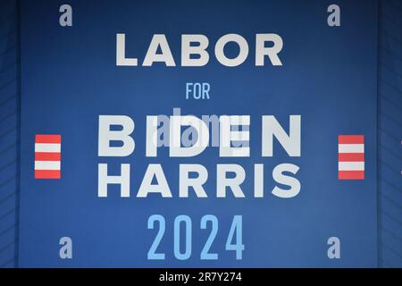 Philadelphia, Stati Uniti. 17th giugno, 2023. Manodopera per la segnaletica della campagna Biden Harris 2024. Il Presidente degli Stati Uniti Joe Biden consegna le sue osservazioni in un raduno politico ospitato da membri sindacali al Pennsylvania Convention Center di Philadelphia, Pennsylvania, Stati Uniti il 17 giugno 2023 Credit: SOPA Images Limited/Alamy Live News Foto Stock