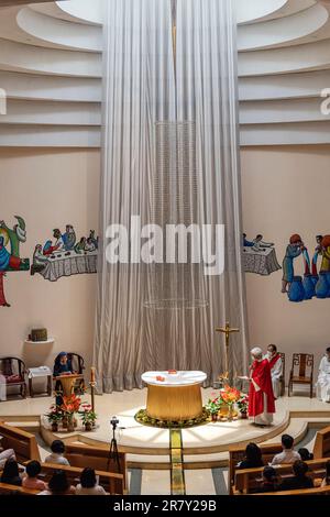 Messa domenicale alla Chiesa cattolica di nostra Signora del Monte Carmelo, Wanchai, Hong Kong, SAR, Cina Foto Stock