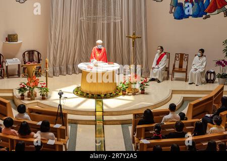 Messa domenicale alla Chiesa cattolica di nostra Signora del Monte Carmelo, Wanchai, Hong Kong, SAR, Cina Foto Stock