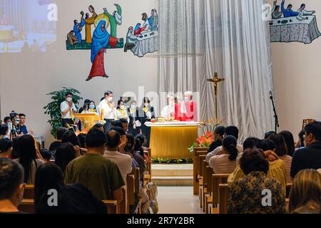 Messa domenicale alla Chiesa cattolica di nostra Signora del Monte Carmelo, Wanchai, Hong Kong, SAR, Cina Foto Stock