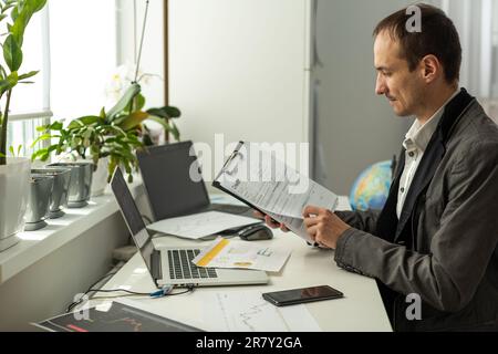 Un uomo d'affari di successo, il capo dell'azienda, l'investitore azionario, conduce il brainstorming finanziario con il gruppo dei soci multirazziali dalla video chiamata, discuta Foto Stock