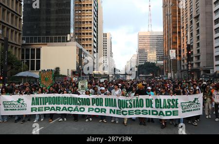 17 giugno 2023, Brasile, São Paulo: Centinaia di persone dimostrano per la legalizzazione della marijuana alla 15th marzo di Marijuana. Foto: Allison Sales/dpa Foto Stock