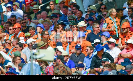 Edgbaston Cricket Stadium, Birmingham, Regno Unito. 16 giugno 2023 alle ore 1100hrs. Inghilterra uomini contro Australia uomini nel test di cricket Ashes giorno 1. Inghilterra tifosi in abito di fantasia a Edgbaston. Foto: Mark Dunn/Alamy, Foto Stock