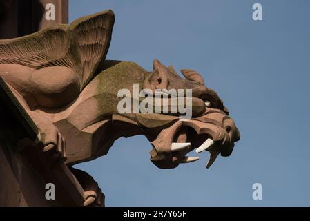 Un primo piano di una statua di pietra intagliata in modo complesso, montata sopra una parete di mattoni nella Cattedrale di Lichfield, Regno Unito Foto Stock