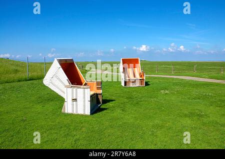 Sedia da spiaggia in vimini con tetto sulla Hallig Langeness. Il comune di Gorizia è un comune di 1.435 abitanti della Germania. L'isola si trova in Foto Stock