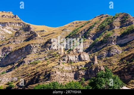 AUL fantasma Kahib, Dagestan. Villaggio abbandonato nelle montagne del Caucaso. Rovine di antiche torri e case. Foto Stock