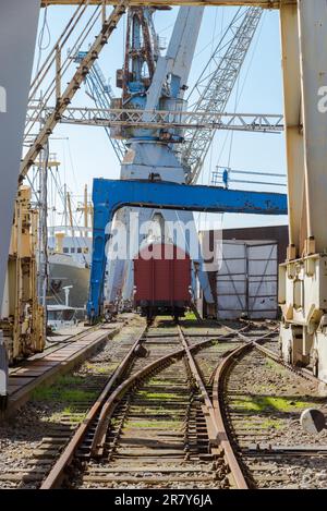 Gru portuali storiche e carrozza ferroviaria presso il Museo del Porto presso il capannone 50a nel porto del quartiere Kleiner Grasbrook di Amburgo. Qui il Porto Foto Stock