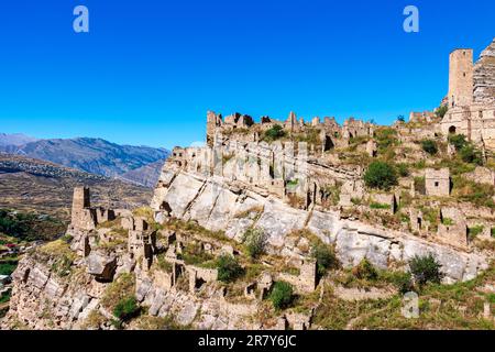 AUL fantasma Kahib, Dagestan. Villaggio abbandonato nelle montagne del Caucaso. Rovine di antiche torri e case. Foto Stock