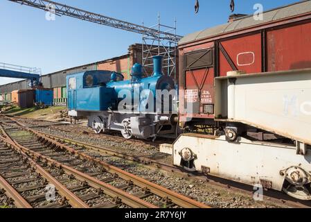 Locomotiva al Museo del Porto presso il capannone 50a nel porto di Amburgo. In passato, la locomotiva era in servizio per la ferrovia portuale di Amburgo Foto Stock