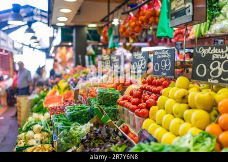 Prezzi su bancarella, frutta e verdura in vendita a la Boqueria il 27 giugno 2015, la Boqueria è un grande mercato pubblico del Ciutat Vella Foto Stock