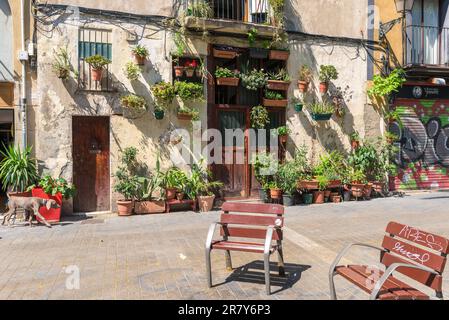 Fuori sulla strada, sedie per riposare. Alcuni splendidi spazi e luoghi nel quartiere stretto di El Born e la Ribera di Barcellona Foto Stock