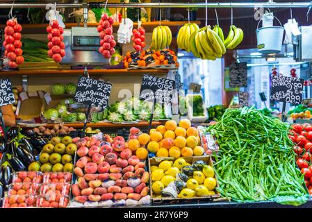 Prezzi su bancarella, frutta e verdura in vendita a la Boqueria. La Boqueria è un grande mercato pubblico nel distretto di Ciutat Vella Foto Stock