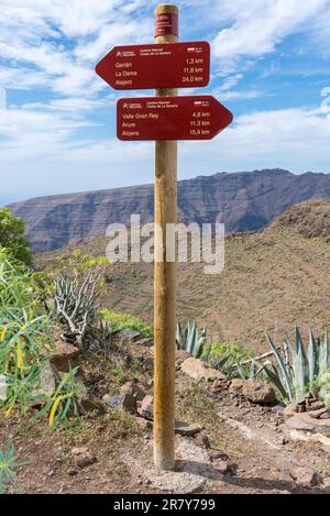 Segnaletica sul sentiero nella valle laterale della Valle Gran Rey, il canyon di Argaga. Il sentiero è difficile da percorrere e conduce attraverso la giusta altitudine Foto Stock