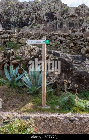 Segnaletica sul sentiero nella valle laterale della Valle Gran Rey, il canyon di Argaga. Il sentiero è difficile da percorrere e conduce attraverso la giusta altitudine Foto Stock