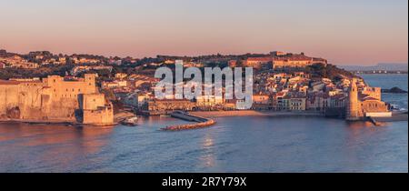 Alpenglow luce al mattino a Collioure, Francia Foto Stock