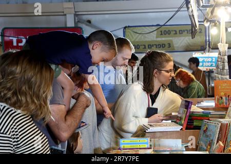 Gerusalemme. 17th giugno, 2023. La gente seleziona i libri durante la settimana ebraica del Libro a Gerusalemme il 17 giugno 2023. L'annuale settimana ebraica del libro comprende grandi fiere all'aperto e una varietà di eventi come musica, spettacoli, workshop e narrazione. Credit: Gil Cohen Magen/Xinhua/Alamy Live News Foto Stock