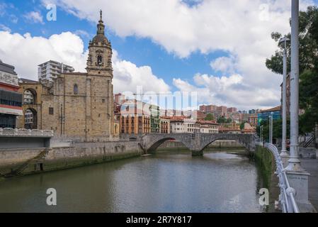 La chiesa Iglesia de San Anton sul fiume Nervion a Bilbao. La chiesa, costruita nel 1510, è un tempio cattolico situato nella città vecchia. Lo è Foto Stock