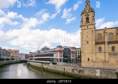 La chiesa Iglesia de San Anton sul fiume Nervion a Bilbao. La chiesa, costruita nel 1510, è un tempio cattolico situato nella città vecchia. Lo è Foto Stock