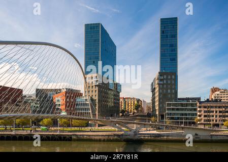 Il ponte Puente Zubizuri e l'Isozaki Atea, basco, porta Isozaki, torri gemelle a Bilbao, Spagna. Gli alti edifici sono i più alti Foto Stock