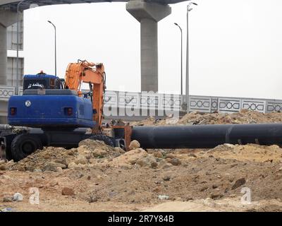 Cairo, Egitto, maggio 26 2023: Preparativi per mettere grandi parti di tubo di acqua sul posto, tubi di igiene, miglioramento delle infrastrutture e del bene immobile dive Foto Stock