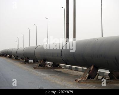 Cairo, Egitto, maggio 26 2023: Preparativi per mettere grandi parti di tubo di acqua sul posto, tubi di igiene, miglioramento delle infrastrutture e del bene immobile dive Foto Stock