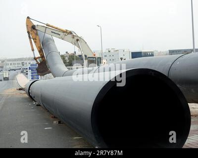 Cairo, Egitto, maggio 30 2023: Preparativi per mettere grandi parti di tubo di acqua sul posto, tubi di igiene, miglioramento delle infrastrutture e del bene immobile dive Foto Stock