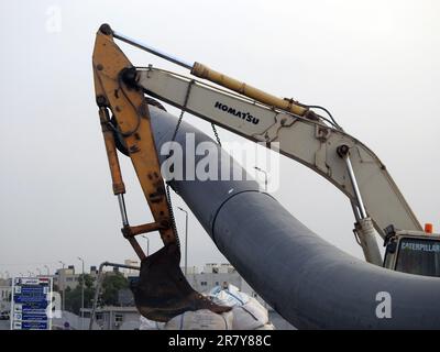 Cairo, Egitto, maggio 30 2023: Preparativi per mettere grandi parti di tubo di acqua sul posto, tubi di igiene, miglioramento delle infrastrutture e del bene immobile dive Foto Stock