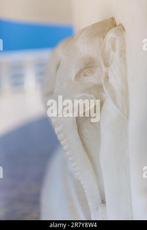 Ornamenti di elefante come esterno allo Stupa della Pagoda della Pace Giapponese sulla cima della collina di Rumassala in Unawatuna Foto Stock