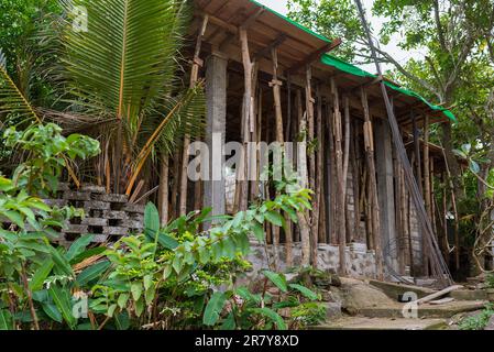 Tipico cantiere nella giungla di Unawatuna. La costruzione di conchiglia è sostenuta da bambù Foto Stock