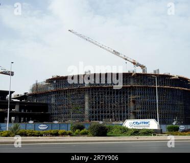 Cairo, Egitto, giugno 3 2023: Un cantiere per SAMCO società di costruzione nazionale in Egitto con gru torre e ponteggi per la nuova costruzione Foto Stock