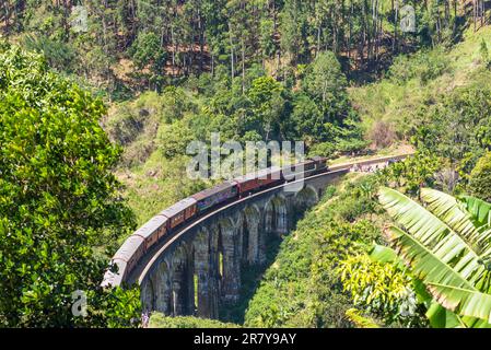 Treno passeggeri tra Demodara ed Ella sul Ponte Nine Arches nella provincia di Uva dello Sri Lanka. Il viadotto è una delle principali attrazioni turistiche Foto Stock