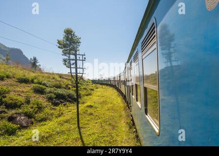 Il treno di Classe S12 sulla linea principale da Badulla a Kandy. La linea principale è una delle principali linee ferroviarie della rete ferroviaria di Foto Stock