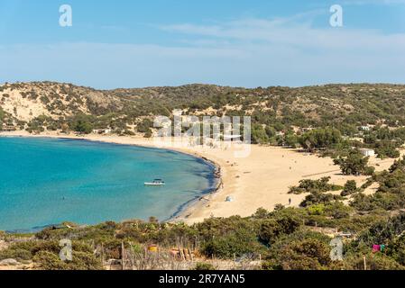 La baia ha una spiaggia da sogno con acque cristalline poco profonde, nascoste in un paesaggio selvaggio di dune e ginepri Foto Stock