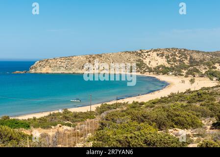 La baia ha una spiaggia da sogno con acque cristalline poco profonde, nascoste in un paesaggio selvaggio di dune e ginepri Foto Stock