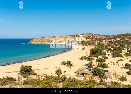 La baia ha una spiaggia da sogno con acque cristalline poco profonde, nascoste in un paesaggio selvaggio di dune e ginepri Foto Stock