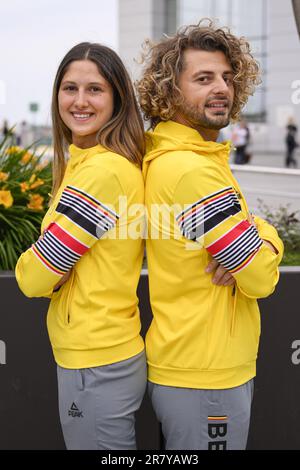 Zaventem, Belgio. 18th giugno, 2023. Il belga Lisa Ingenito e il belga Renaud Barral dal nuoto artistico posa per il fotografo alla partenza degli atleti belgi per i Giochi europei in Polonia, domenica 18 giugno 2023 dall'aeroporto di Bruxelles a Zaventem. I Giochi europei del 3rd, conosciuti informalmente come Cracovia-Malopolska 2023, sono un evento sportivo internazionale in programma che si terrà dal 21 giugno al 02 luglio 2023 a Cracovia e Malopolska, Polonia. BELGA PHOTO LAURIE DIEFFEMBACQ Credit: Belga News Agency/Alamy Live News Foto Stock