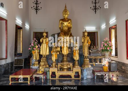 Buddha d'oro in quattro padiglioni chiamati Vihara, situato nel tempio di Wat Pho a Bangkok Foto Stock